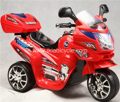 Baby elektrische rit op motorfiets