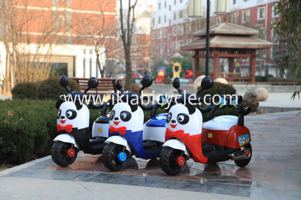 Drie kleuren kinderen elektrische driewieler