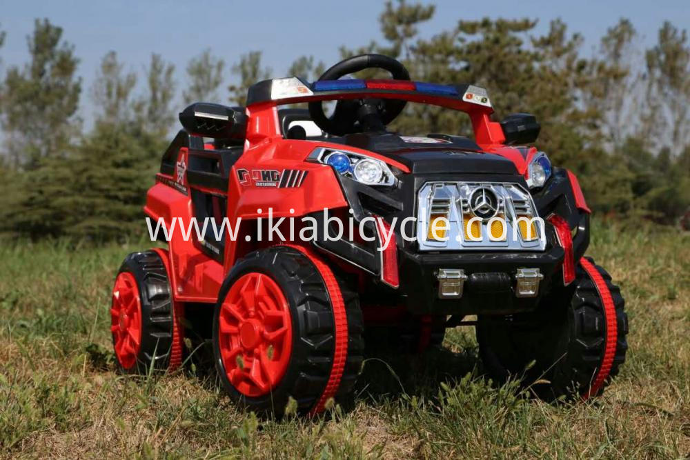 Kid rit op de auto met afstandsbediening