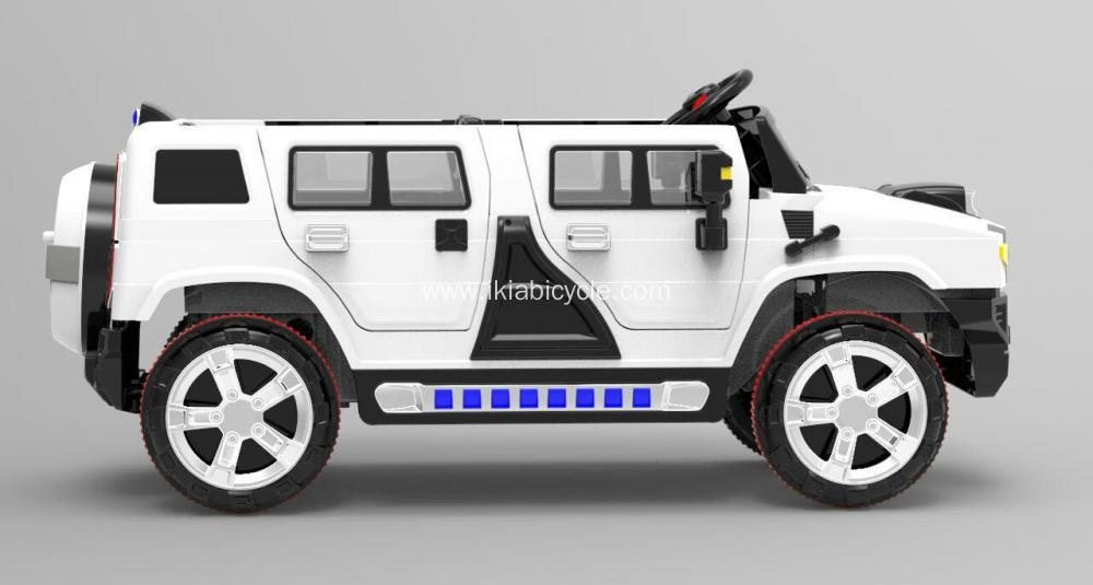 Witte kleur kinderen rijden op de auto